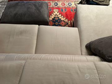 divano colore panna chiaro in tessuto alcantara