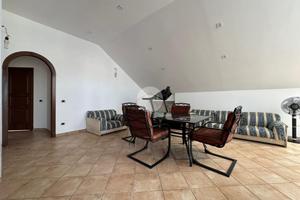 MANSARDA A GIUGLIANO IN CAMPANIA