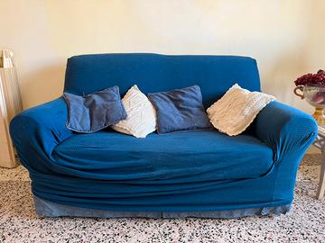 2 divani 2 posti completi di copridivani e cuscini