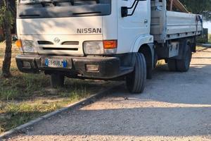 Nissan con cassone ribaltabile