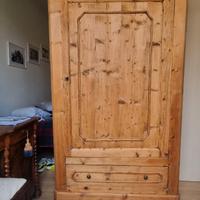 Armadio in legno di abete massiccio