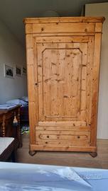 Armadio in legno di abete massiccio