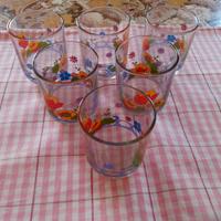 bicchieri in vetro con fiori.