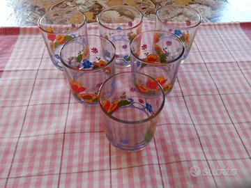 bicchieri in vetro con fiori.