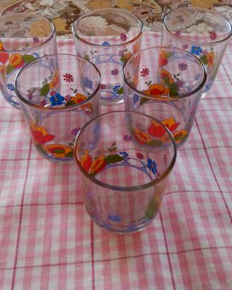 bicchieri in vetro con fiori.