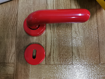 Maniglia rossa porta interna