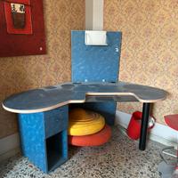 Scrivania angolare con cassetti e porta libri