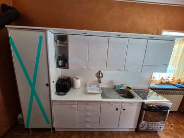 cucina lineare, tavolo e sedie