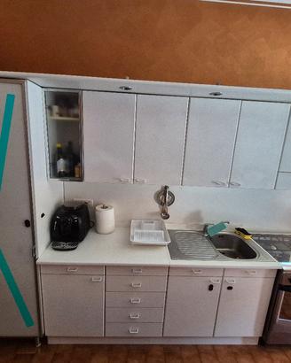 cucina lineare, tavolo e sedie