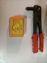 Rivettatrice più rivetti in rame 