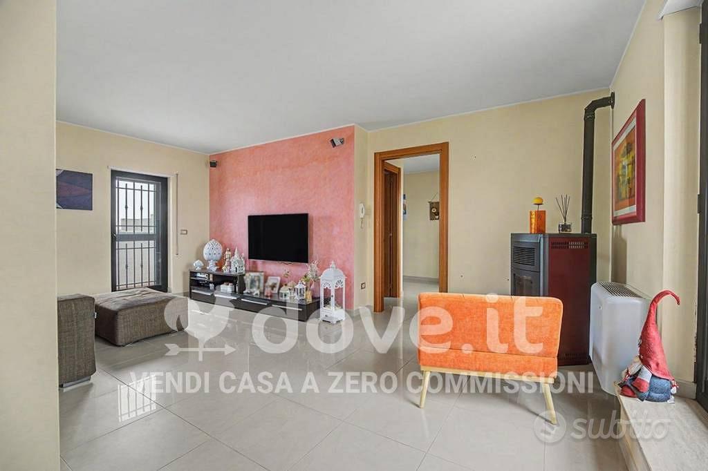 Appartamento di 130 m² con 5 locali a Adelfia - Altro