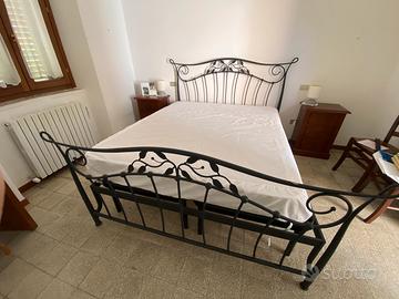 Letto in ferro battuto, rete a doghe e materasso