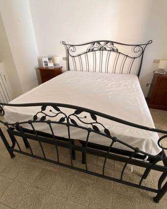 Letto in ferro battuto, rete a doghe e materasso