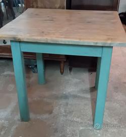 Tavolo in legno rustico