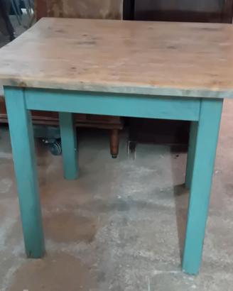 Tavolo in legno rustico