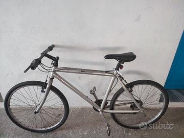 biciclette Mountain bike e da corsa 