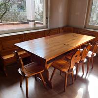 Tavolo in legno panca ad angolo e armadio tirolese