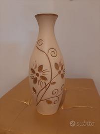 Vaso in legno con decori dorati.