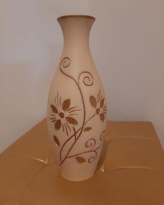 Vaso in legno con decori dorati.