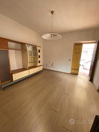 Casa indipendente con box auto e cortile