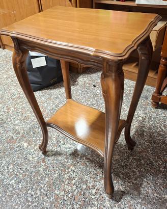 Tavolino in legno stile classico con ripiano