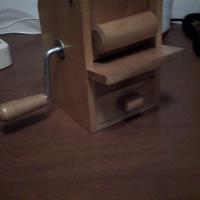 grattuggia formaggio a rullo manuale  lariana