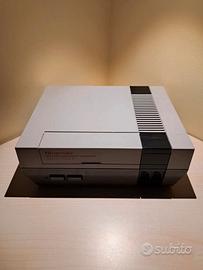 NINTENDO NES + 2 PAD + ACCESSORI (TRUFFA)
