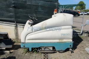 Lavasciuga pavimenti uomo a bordo Tennant 7200