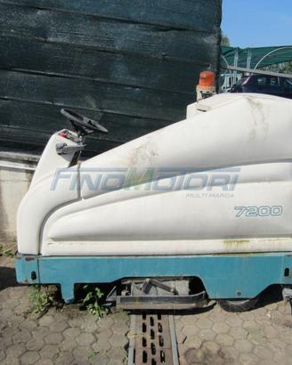 Lavasciuga pavimenti uomo a bordo Tennant 7200