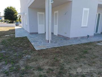 AGLIANA, APPARTAMENTO ANGOLARE CON AMPIO GIARDINO
