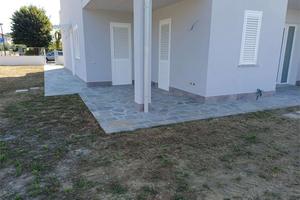 AGLIANA, APPARTAMENTO ANGOLARE CON AMPIO GIARDINO