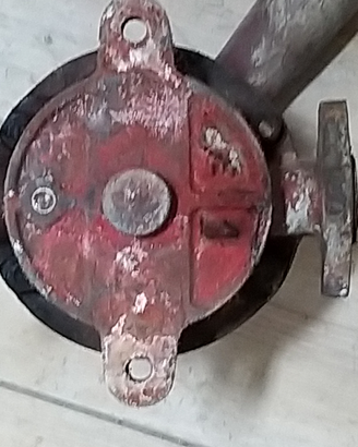 Vecchia pompa meccanica anni 50/60