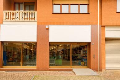 Locale commerciale affittato a Carrefour Market