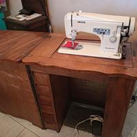 Macchina da cucire,con mobile in legno