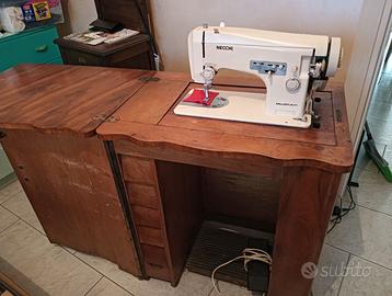 Macchina da cucire,con mobile in legno