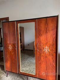 Mobile con specchi da camera da letto