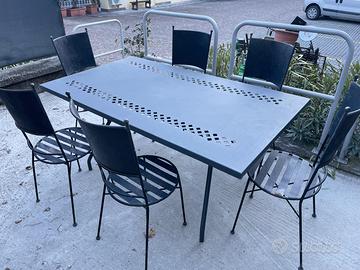 Tavolo da giardino con sedie