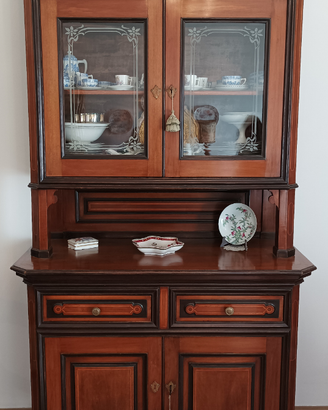 Credenza antica in noce