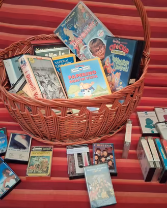 Musicassette e videocassette VHS vintage blocco