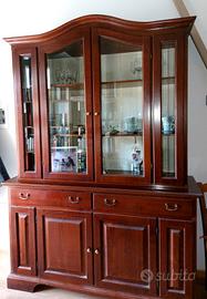 Mobile vetrina con tavolo e sedie