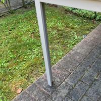 Tavolo in metallo e piano in pvc effetto legno