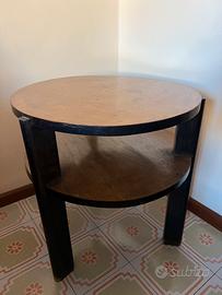 Tavolo tondo scuro in legno massello