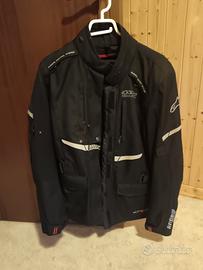 giubbino e casco moto