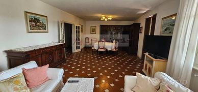 Villa di 324 m² con più di 5 locali e box auto a F