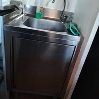 lavandino e piani di lavoro + credenza