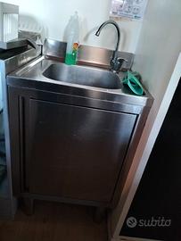 lavandino e piani di lavoro + credenza