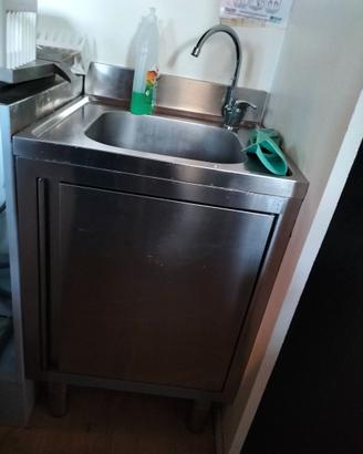 lavandino e piani di lavoro + credenza