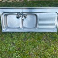 Lavandino in acciaio inox con rubinetto