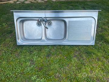 Lavandino in acciaio inox con rubinetto