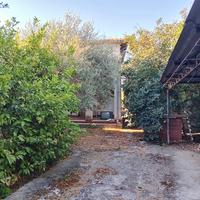 Villa con cortile e terreno